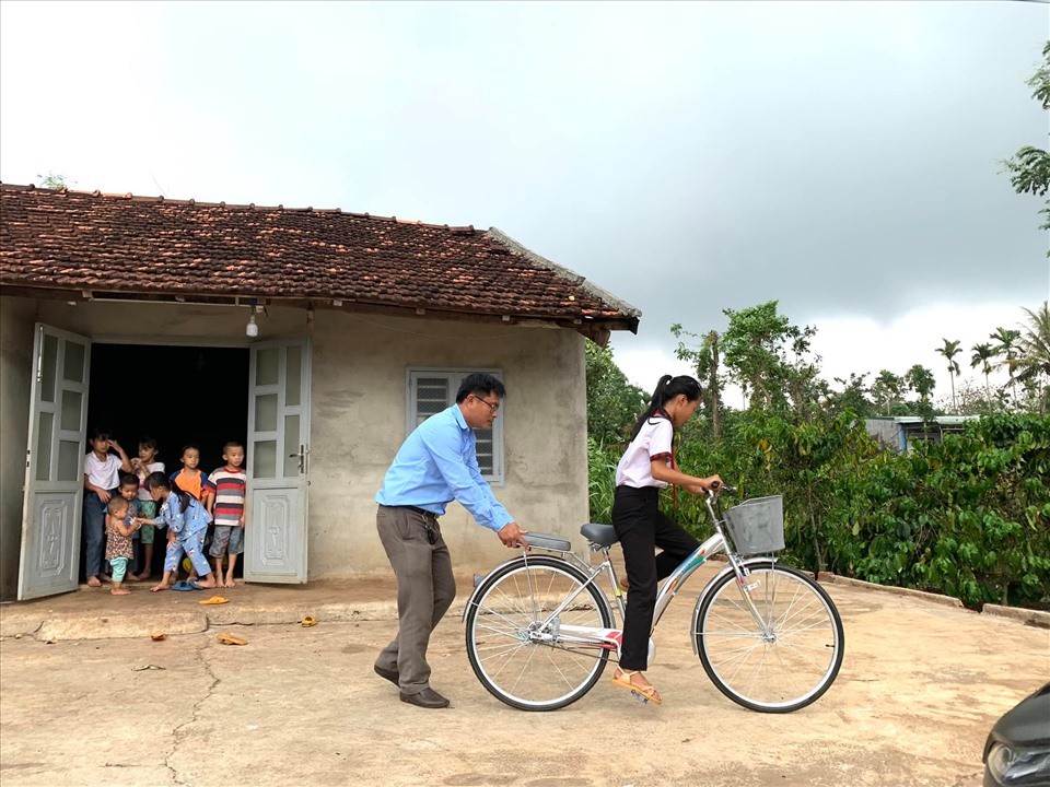 CLB Vì đàn em thân yêu và nhà hảo tâm trao xe đạp cho học sinh Trường Tiểu học và THCS Hùng Vương, xã Ea Mnang