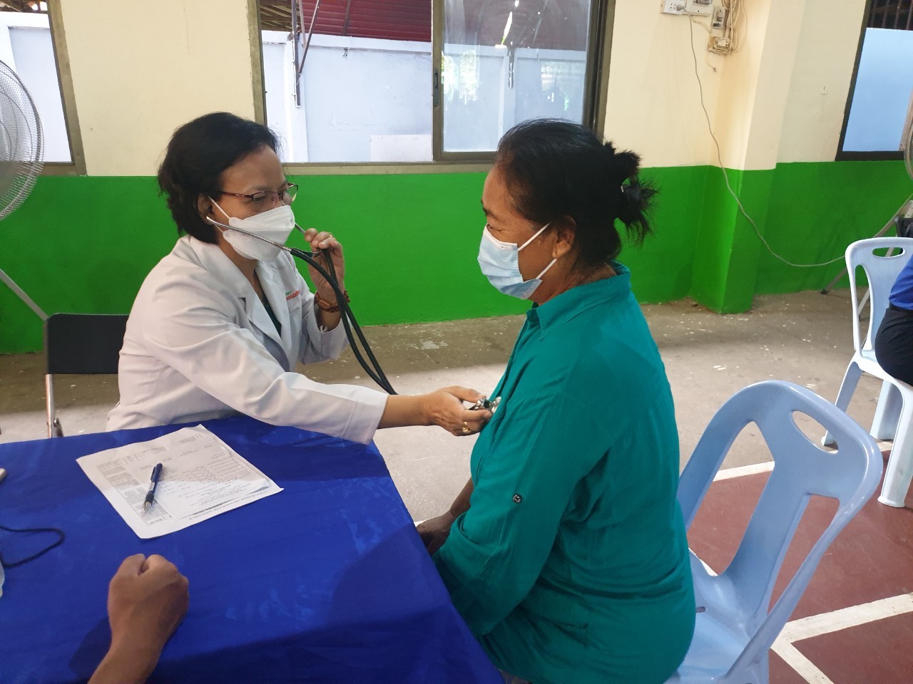 Thành phố Hồ Chí Minh trao 500 phần quà cho kiều bào và người dân Lào
