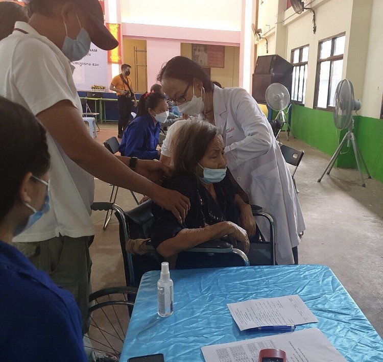 Thành phố Hồ Chí Minh trao 500 phần quà cho kiều bào và người dân Lào