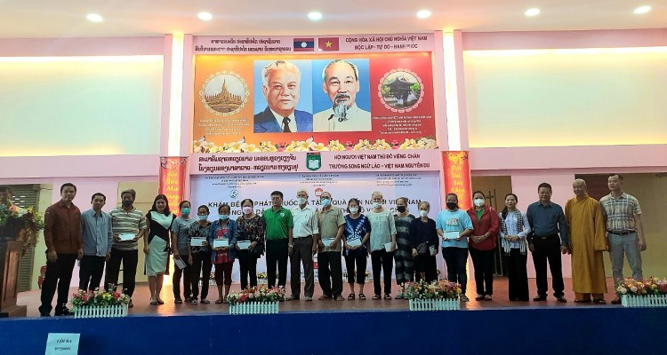 Thành phố Hồ Chí Minh trao 500 phần quà cho kiều bào và người dân Lào