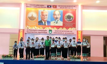 Thành phố Hồ Chí Minh trao 500 phần quà cho kiều bào và người dân Lào