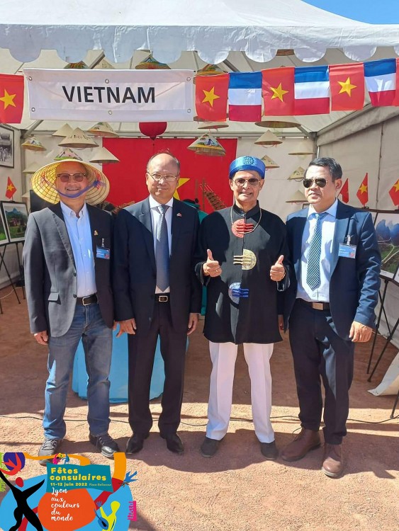 Quê mẹ trong tim dù xa xôi vạn dặm