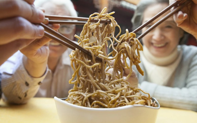 4411 dung dua gap chung thuc an shutterstock nvwo