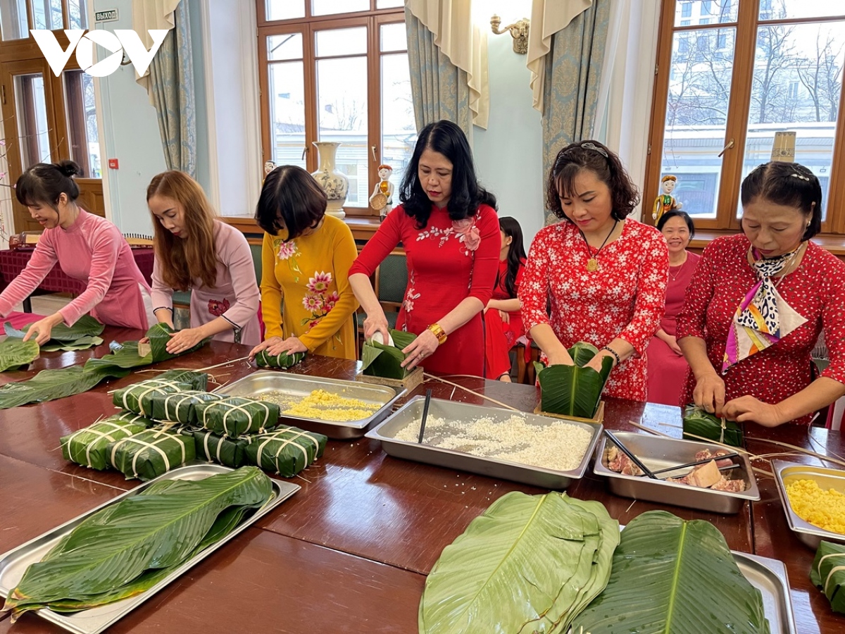 Dai su quan viet nam tai lb nga goi banh chung don tet quy mao hinh anh 3
