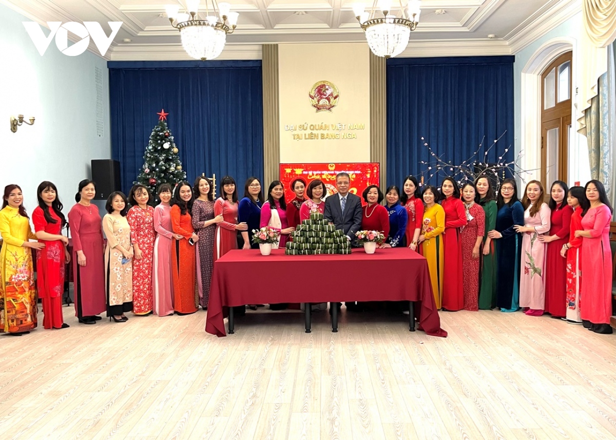 Dai su quan viet nam tai lb nga goi banh chung don tet quy mao hinh anh 4