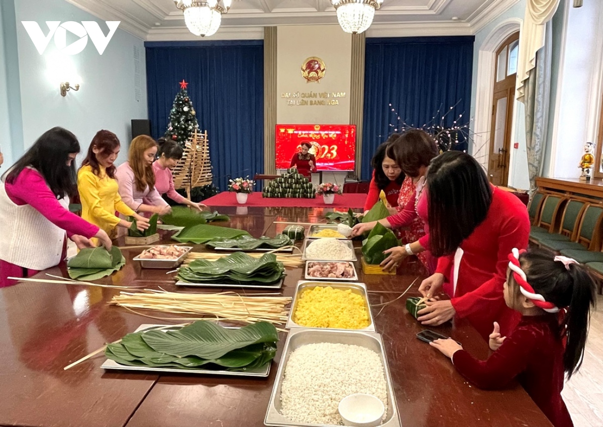 Dai su quan viet nam tai lb nga goi banh chung don tet quy mao hinh anh 2