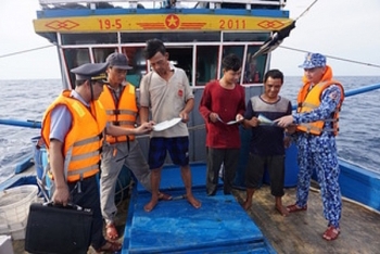 Cảnh sát biển đồng hành với ngư dân: Điểm tựa pháp lý vững chắc cho ngư dân bám biển