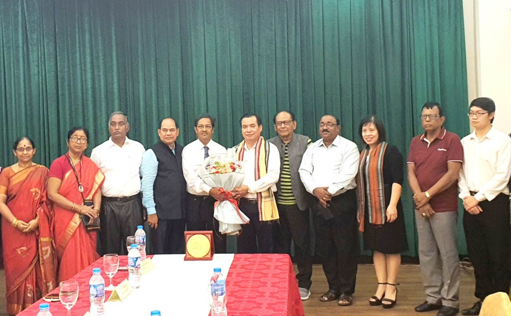 Phó Chủ tịch Uỷ ban MTTQ, Phó Chủ tịch Thường trực Liên hiệp các tổ chức hữu nghị tỉnh Hoàng Đức Hạnh (thứ sáu, trái sang) tặng hoa chúc mừng Đoàn.