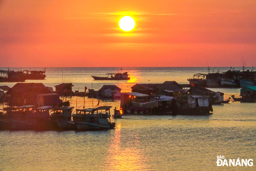 Hoàng hôn ở một làng chài.