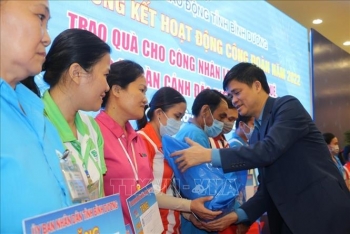 Hàng ngàn công nhân ở Bình Dương được tặng vé tàu về quê đón Tết