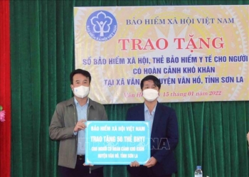 Tặng gần 16 nghìn sổ BHXH, 120 nghìn thẻ BHYT cho người có hoàn cảnh khó khăn