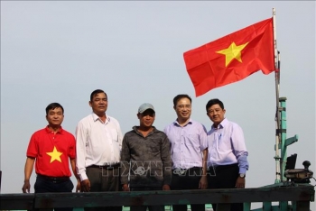 Trao cờ Tổ quốc cho ngư dân Sóc Trăng