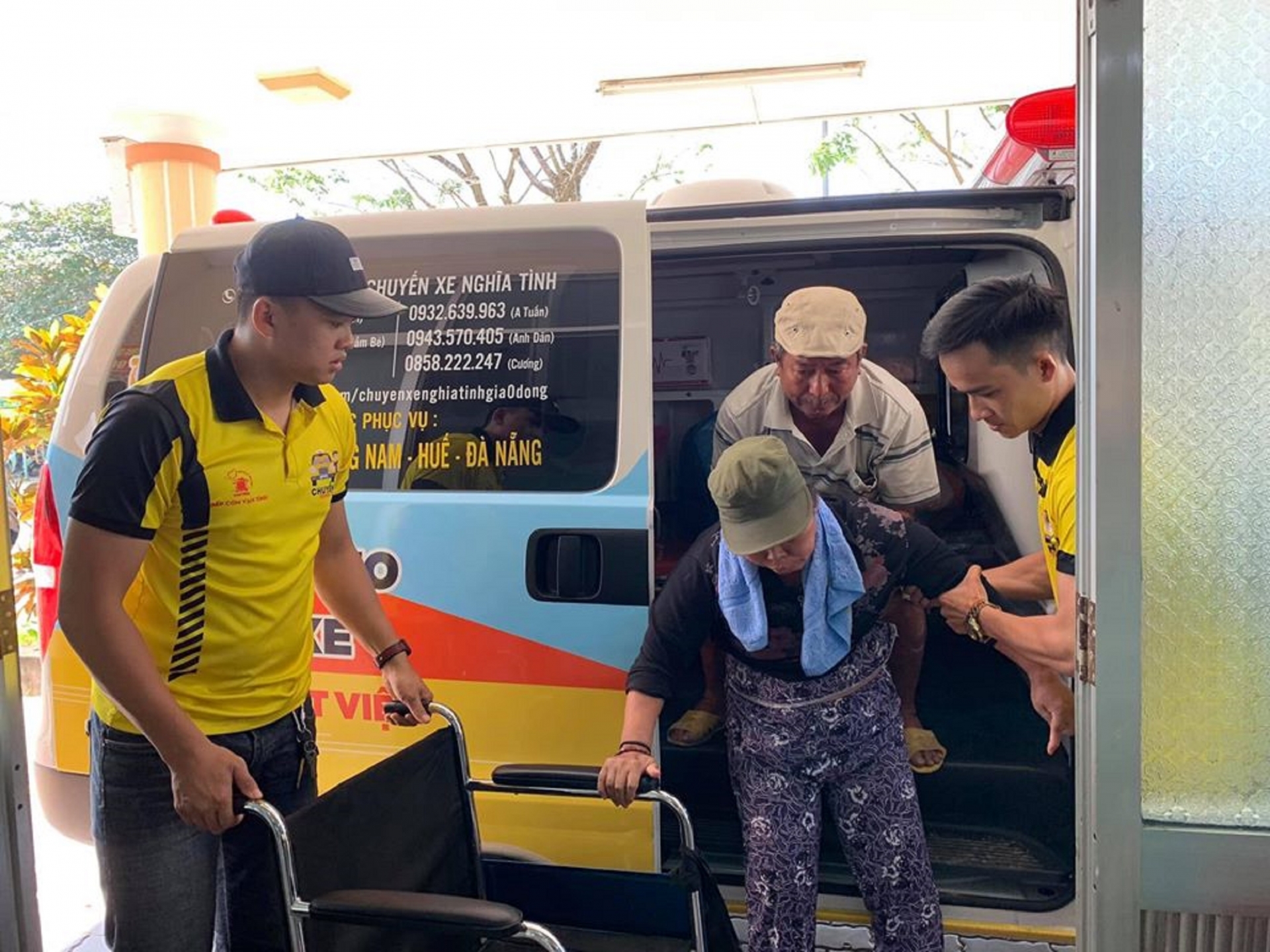 da nang chuyen xe 0 dong cua nhom ban tre cho mien phi nguoi benh ngheo ve que don tet