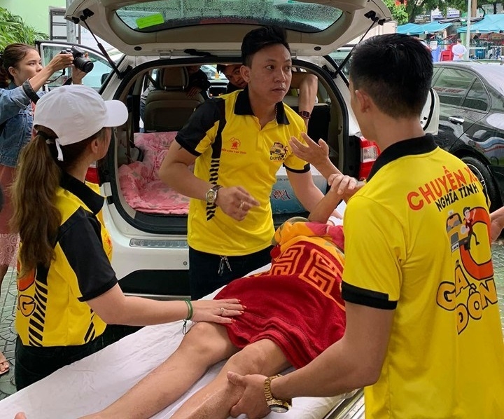 da nang chuyen xe 0 dong cua nhom ban tre cho mien phi nguoi benh ngheo ve que don tet