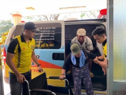 Đà Nẵng: 'Chuyến xe 0 đồng' của nhóm bạn trẻ chở miễn phí người bệnh nghèo về quê đón Tết