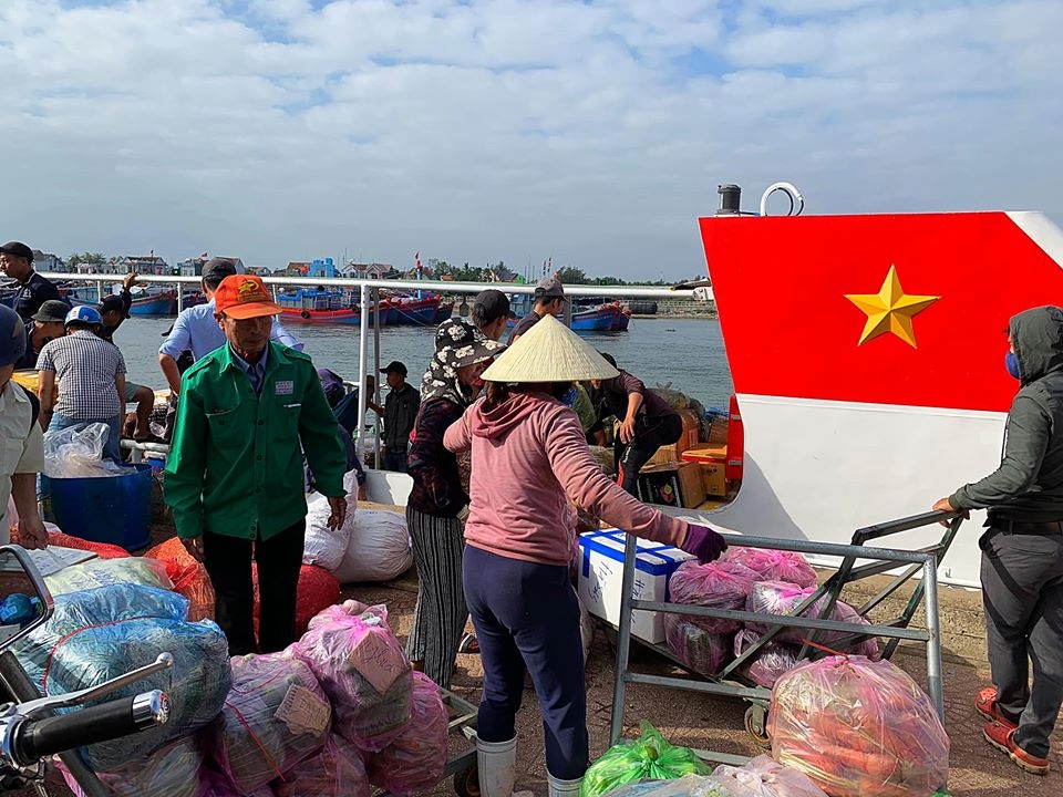 nhieu chuyen hang ra dao ly son phuc vu nguoi dan don tet