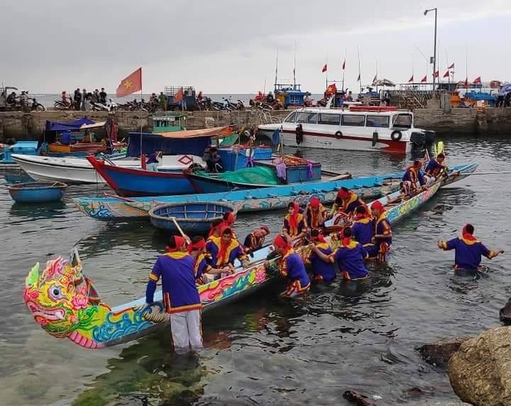 ngu dan dao toi cap tap chuan bi cho le hoi dua thuyen truyen thong