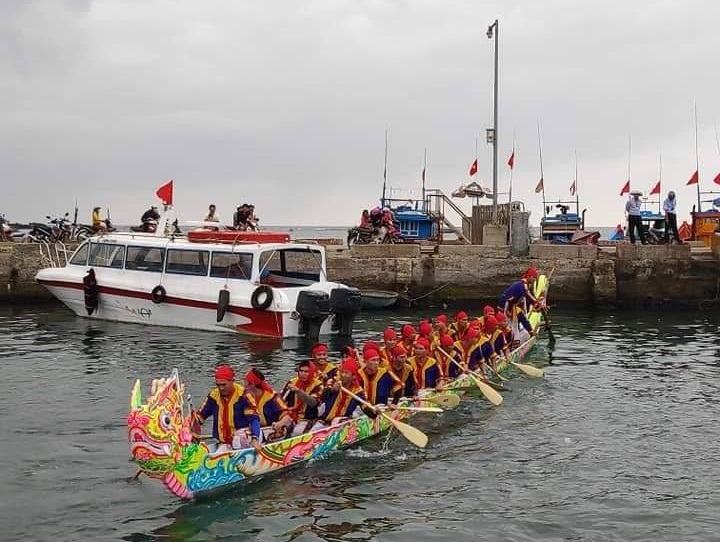 ngu dan dao toi cap tap chuan bi cho le hoi dua thuyen truyen thong