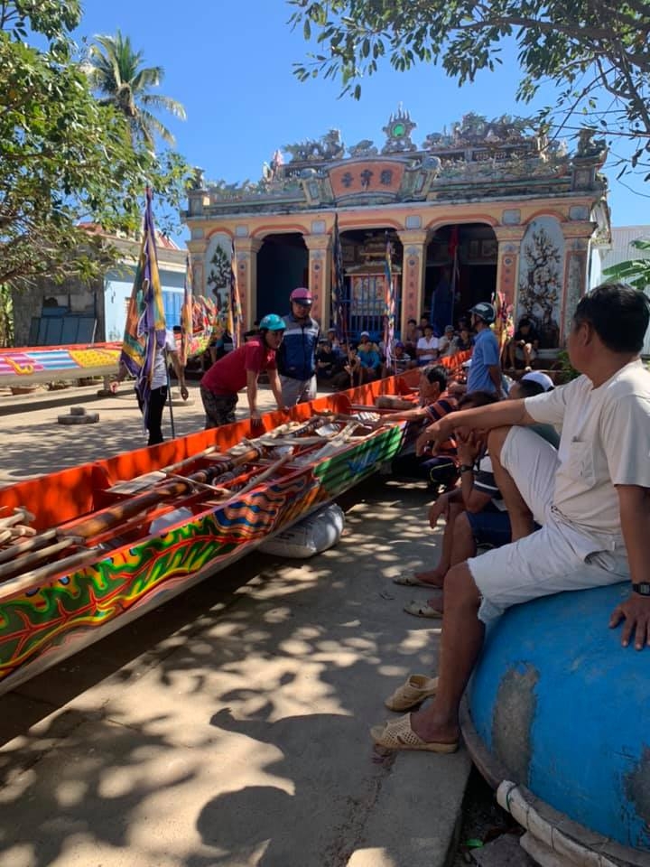 ngu dan dao toi cap tap chuan bi cho le hoi dua thuyen truyen thong