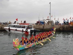 ngu dan dao toi cap tap chuan bi cho le hoi dua thuyen truyen thong