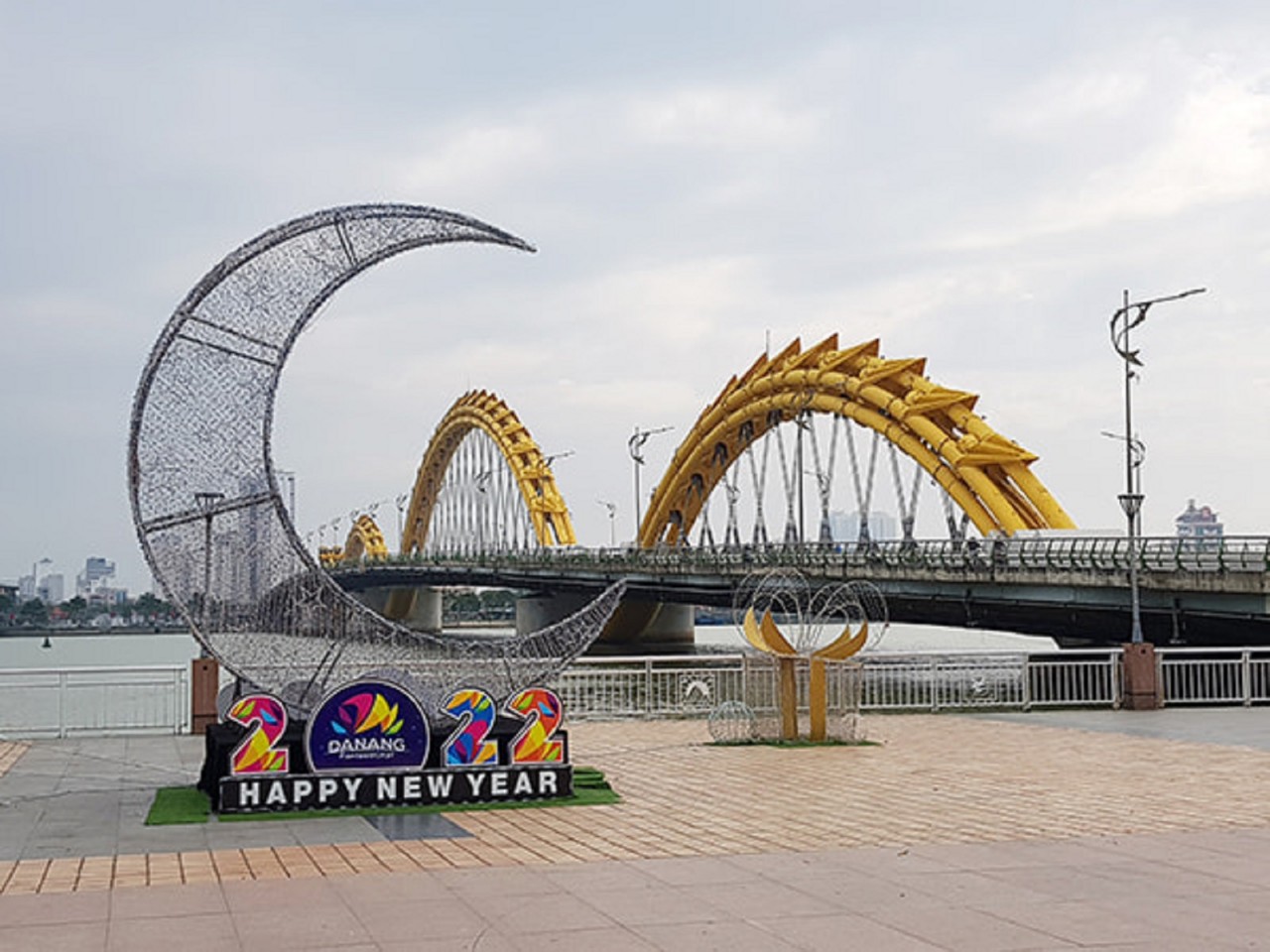 Đà Nẵng tất bật trang trí đường phố đón Tết Nhâm Dần