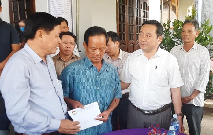 tim thay 5 nan nhan trong vu lat thuyen o quang nam