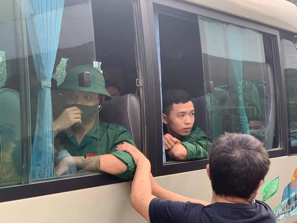 Sáng 27/2, hàng ngàn thanh niên ở miền Trung lên đường nhập ngũ