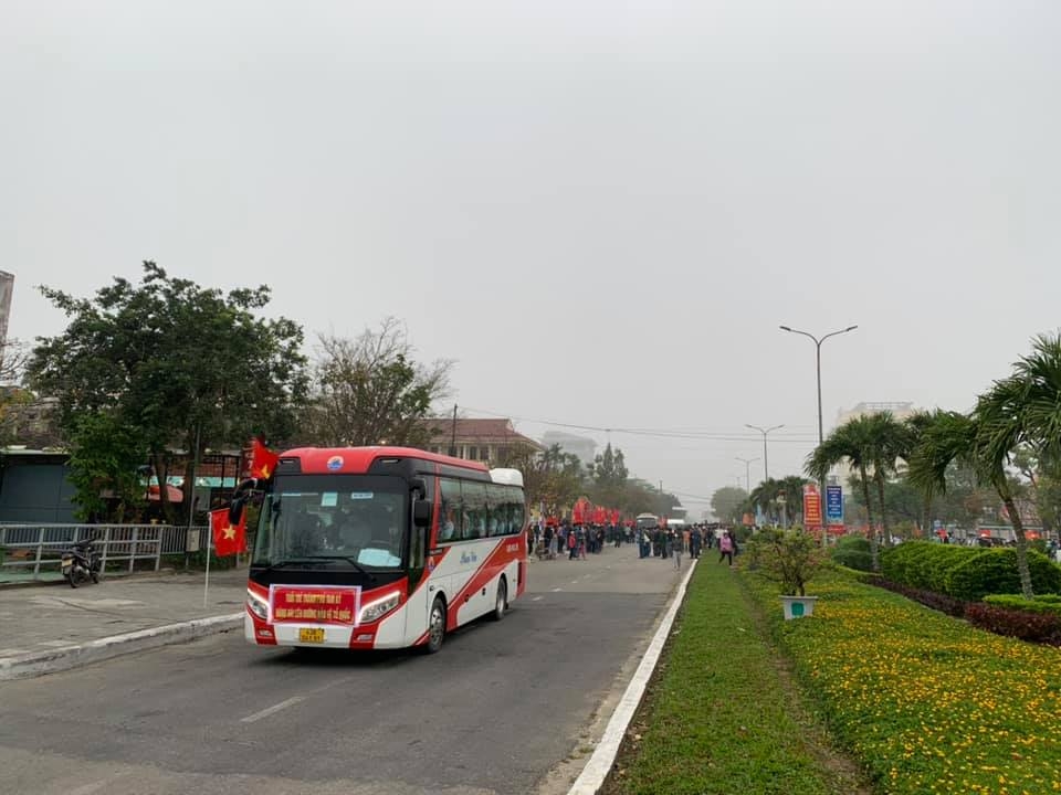 Sáng 27/2, hàng ngàn thanh niên ở miền Trung lên đường nhập ngũ