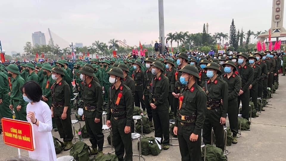 Sáng 27/2, hàng ngàn thanh niên ở miền Trung lên đường nhập ngũ