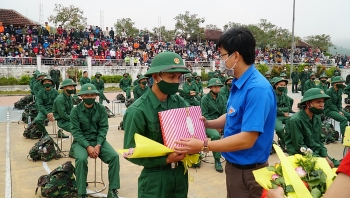 Sáng 27/2, hàng ngàn thanh niên ở miền Trung lên đường nhập ngũ