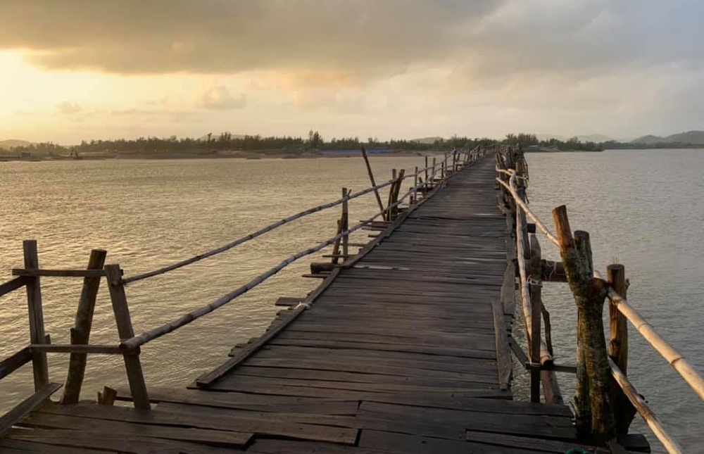 Cây cầu gỗ nối đôi bờ xứ Nẫu