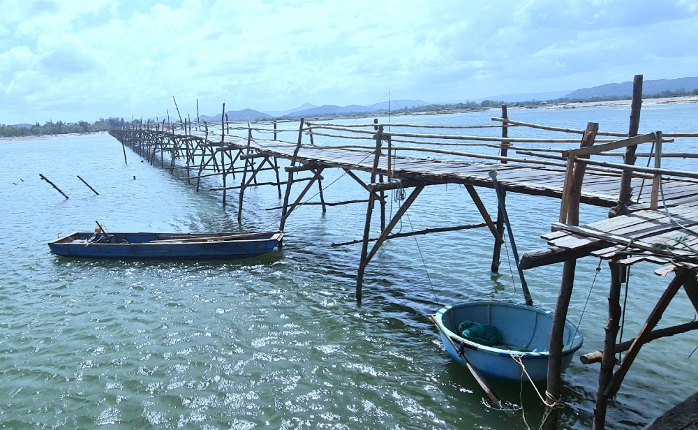 Cây cầu gỗ nối đôi bờ xứ Nẫu