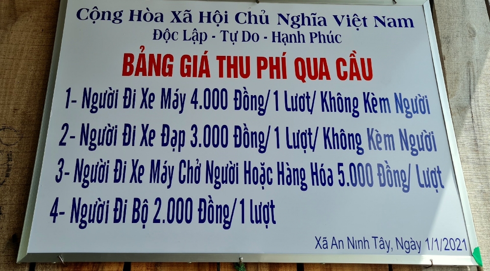 Cây cầu gỗ nối đôi bờ xứ Nẫu