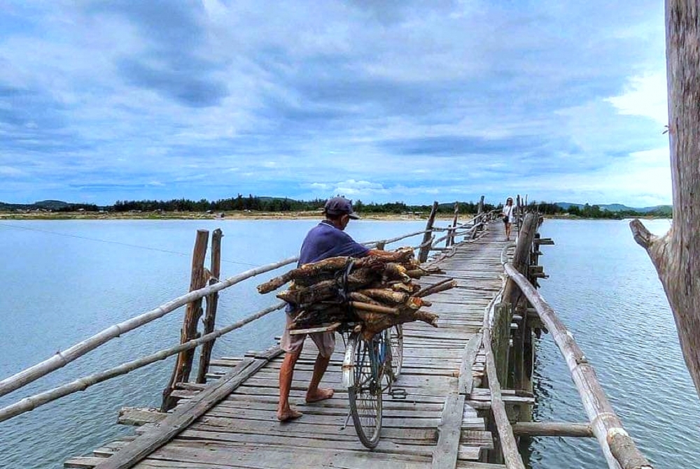 Cây cầu gỗ nối đôi bờ xứ Nẫu