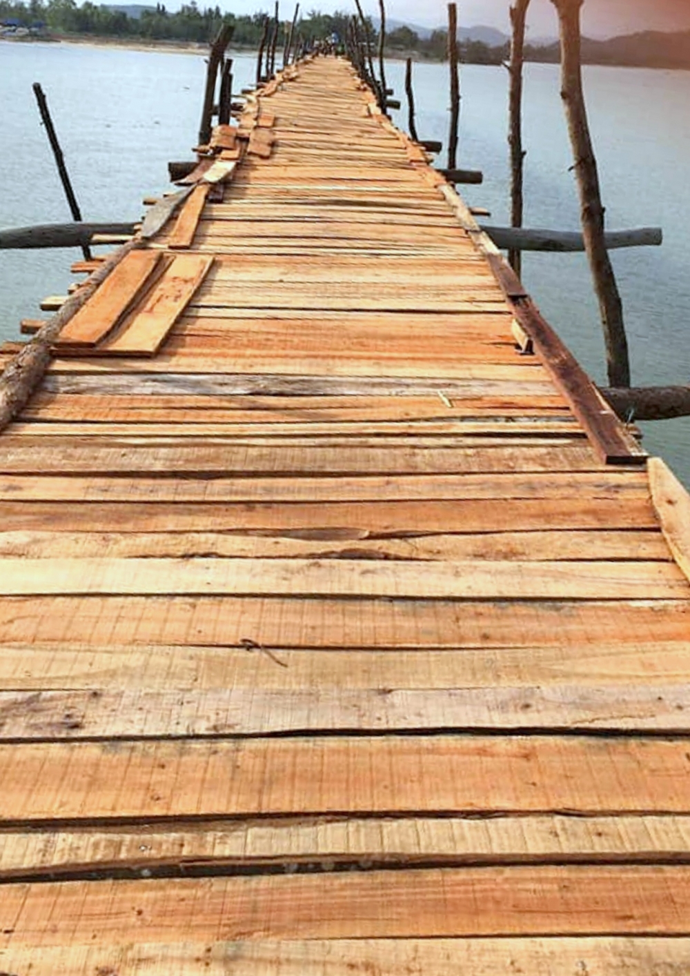 Cây cầu gỗ nối đôi bờ xứ Nẫu