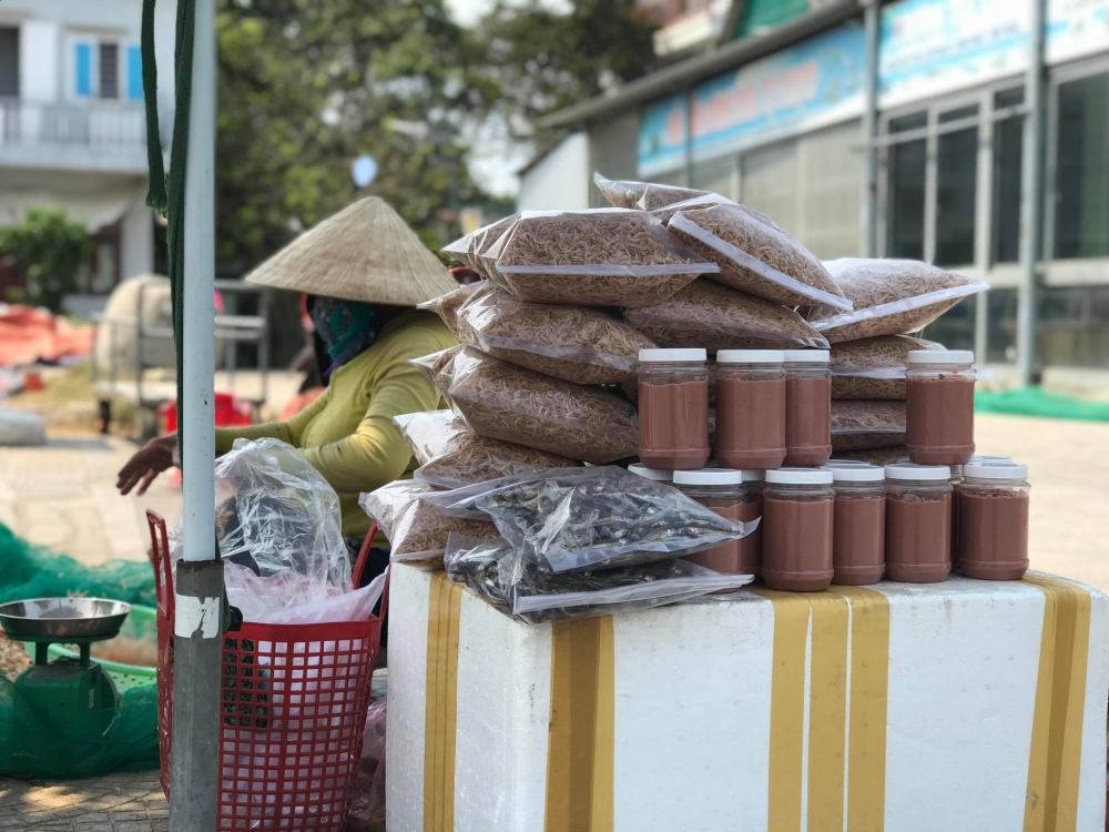 Cận cảnh quá trình phơi khô ruốc biển của ngư dân Đà Nẵng