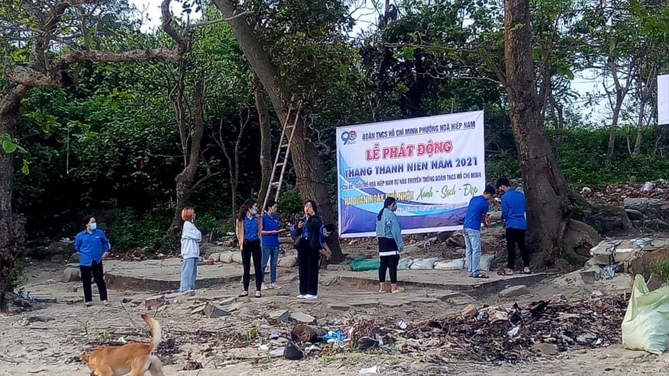 Ghềnh đá Nam Ô ngập trong rác