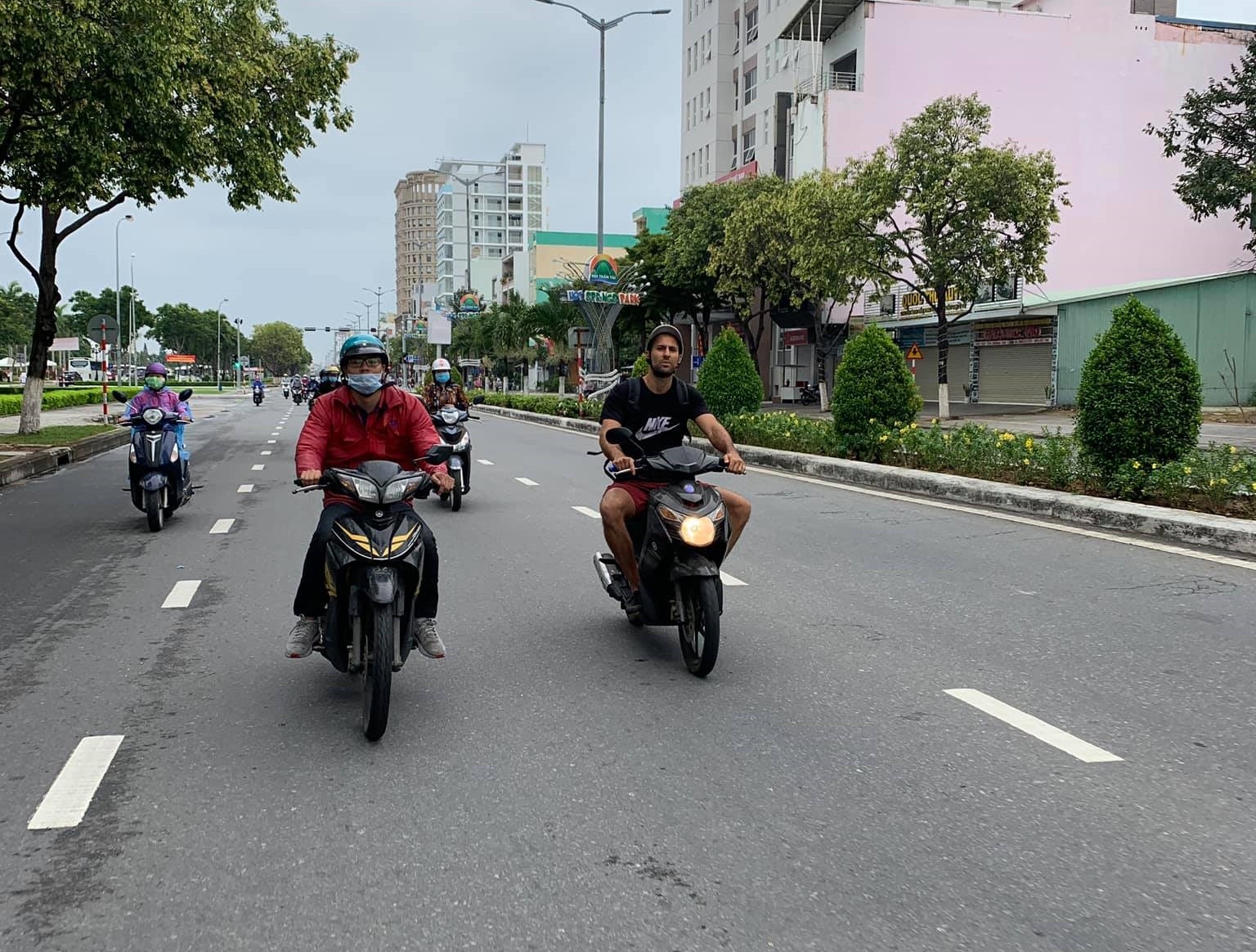 khong deo khau trang ra duong lai co hanh vi vo van hoa mot du khach o da nang bi phat