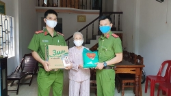 Công an Đà Nẵng mang gạo hỗ trợ tới tận tay người dân bị ảnh hưởng dịch C0vid-19