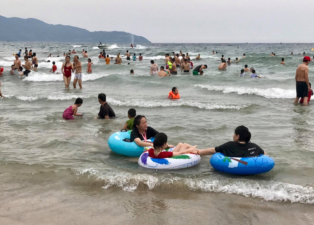 Bãi biển Đà Nẵng đông nghịt du khách ngày nắng