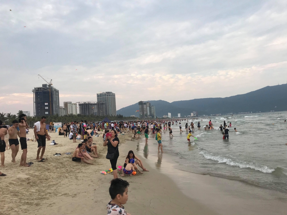 Bãi biển Đà Nẵng đông nghịt du khách ngày nắng
