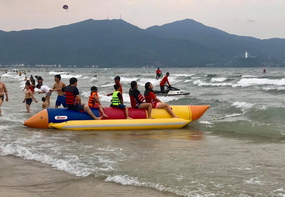 Bãi biển Đà Nẵng đông nghịt du khách ngày nắng