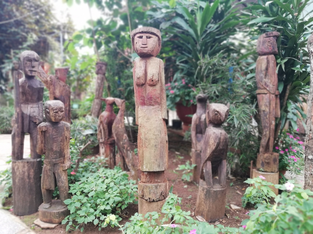 Tượng gỗ nhà mồ của miền Thượng