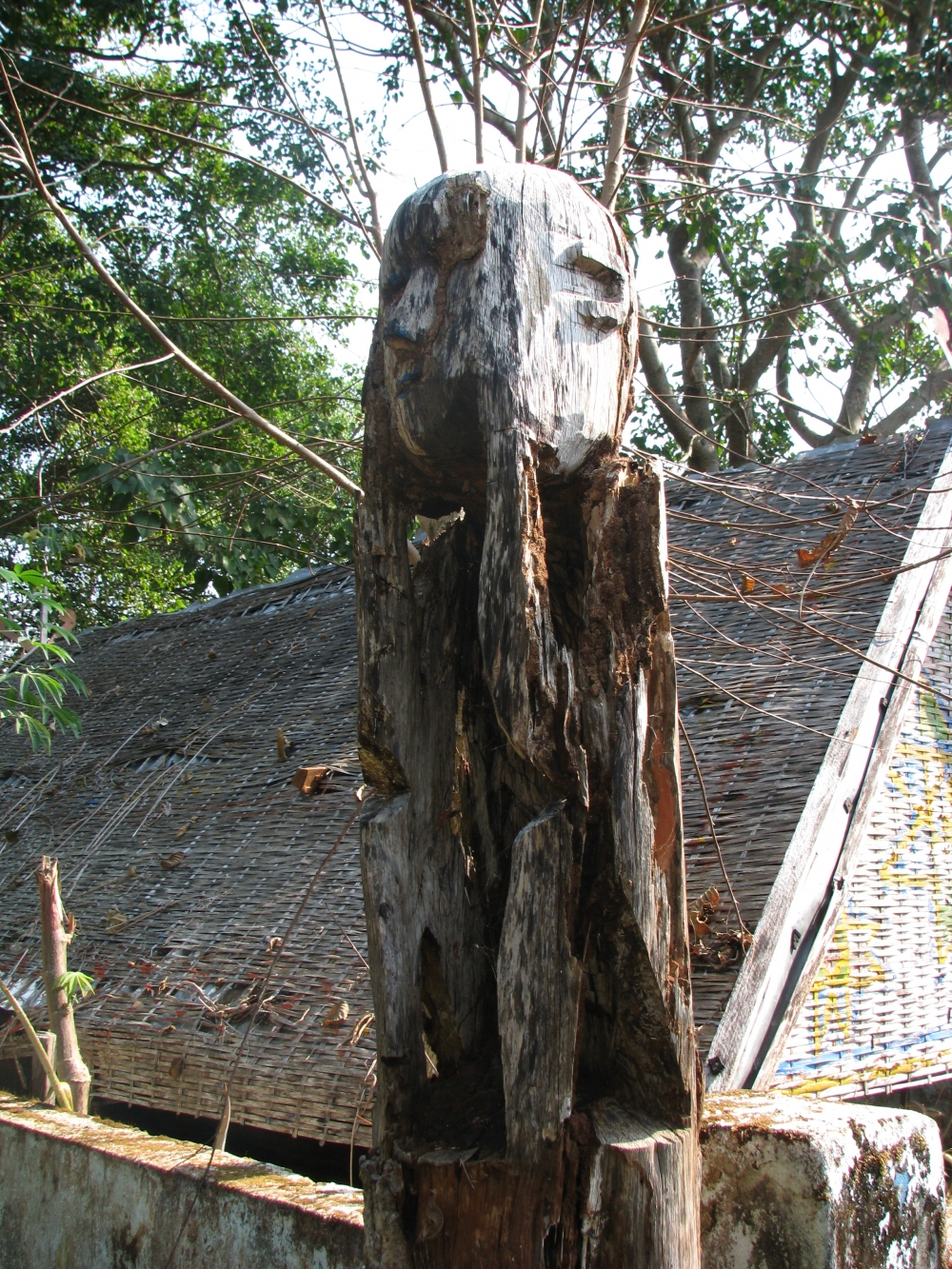 Tượng gỗ nhà mồ của miền Thượng