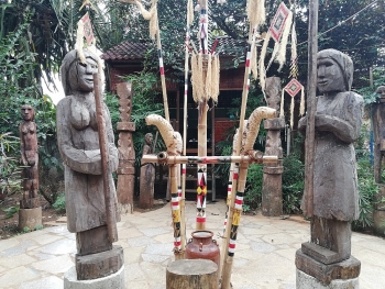 Tượng gỗ nhà mồ của miền Thượng