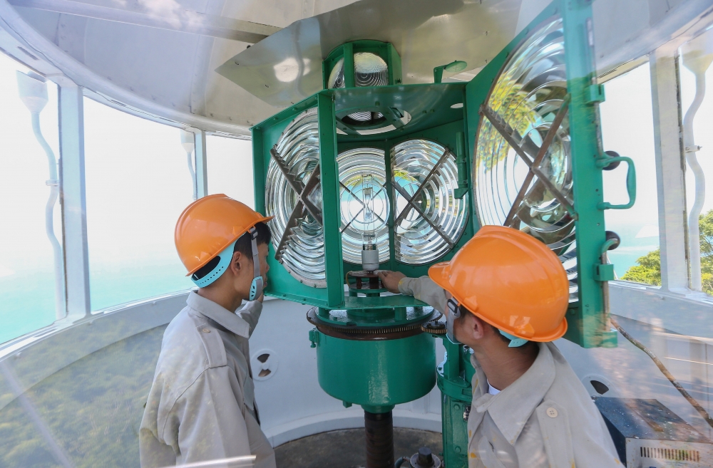Ra mép biển checkin ngọn hải đăng cổ ở Đà Nẵng