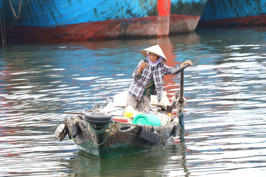Lênh đênh phận chèo đò trên cảng cá lenh denh phan cheo do tren cang ca