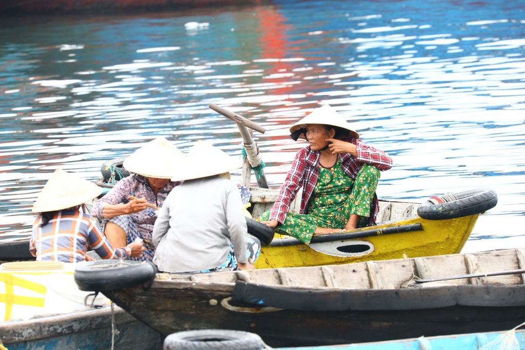 Lênh đênh phận chèo đò trên cảng cá lenh denh phan cheo do tren cang ca