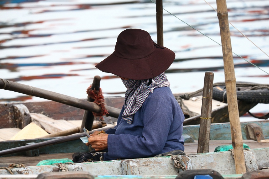 Lênh đênh phận chèo đò trên cảng cá lenh denh phan cheo do tren cang ca