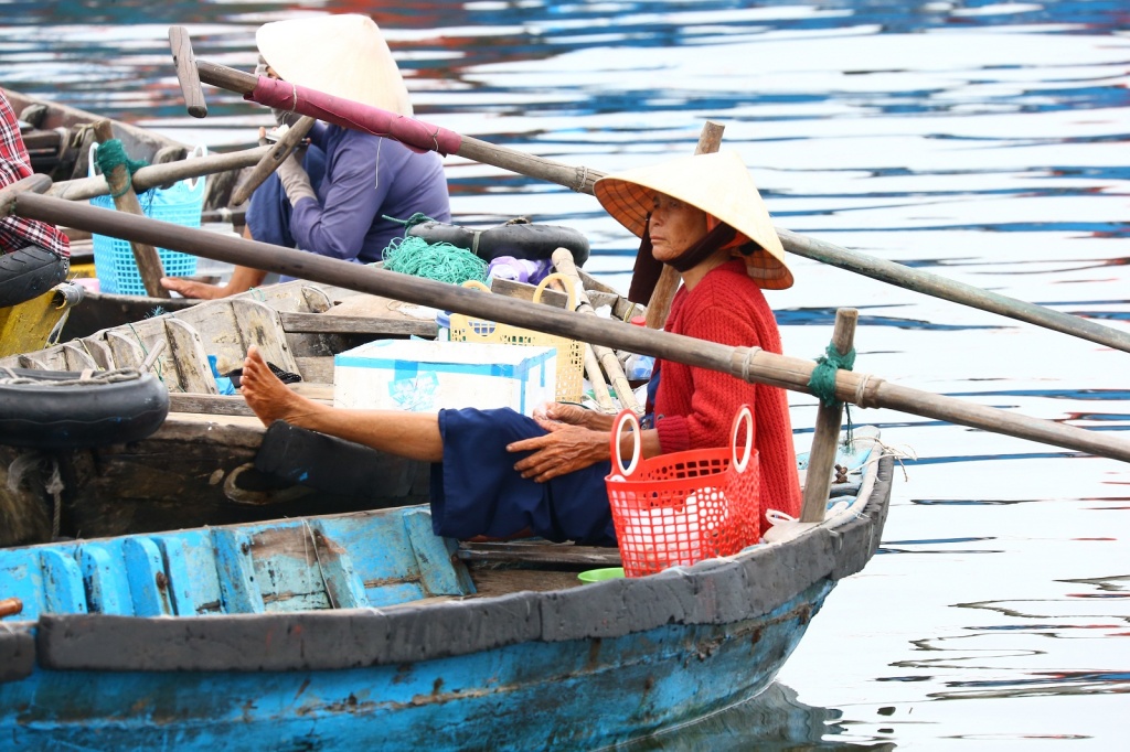 Lênh đênh phận chèo đò trên cảng cá lenh denh phan cheo do tren cang ca